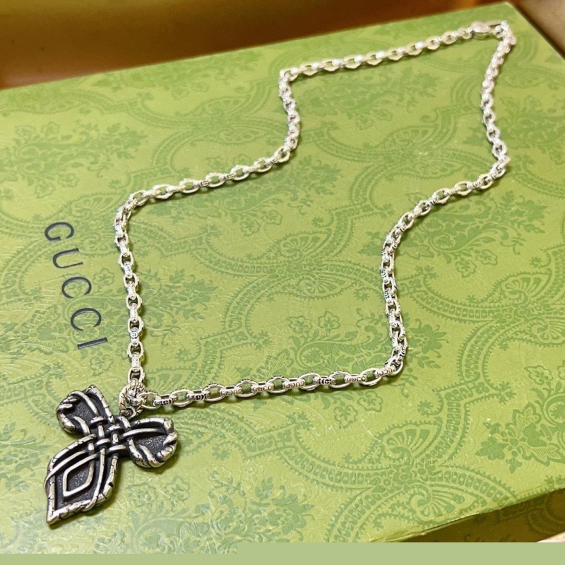G*u*i necklaces